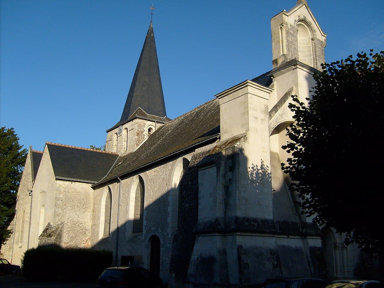 Église_St-Maurice_d'Artannes_02_vue_du_nord-ouest.jpg
